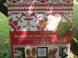 Livre - Broderie au point de croix et traditions en Alsace 1