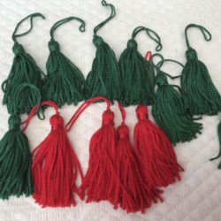 Lot de 12 Flochettes vertes et rouges.