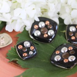 Boutons - Vernis noirs avec billes