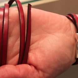 Lacet en cuir rouge.