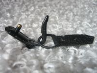 Agrafe métallique articulée pour fourrure
