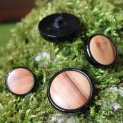Boutons en bois et plastique