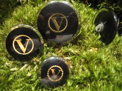 Bouton - V sur fond noir