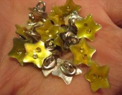 Boutons - Nacre émaillée décorée de 2 strass