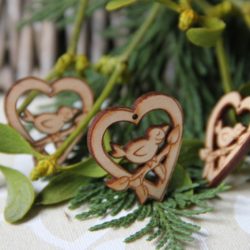 Bouton - Oiseau sur branche dans un coeur