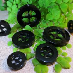 Bouton - Noir à 4 gros trous et courrone
