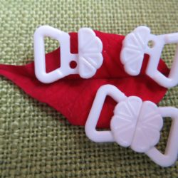 Attache blanche de maillot de bain