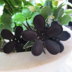 Bouton - Fleur noire à 4trous