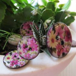 Bouton - Fleurs roses et blanches