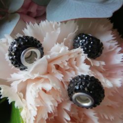 Perle - Noire à picots scintillants