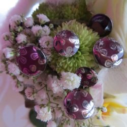 Bouton - Trois fleurs sur bordeaux