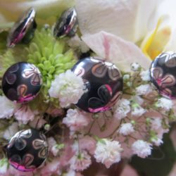 Bouton - Trois fleurs sur noir