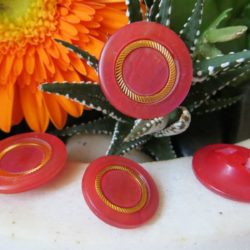 Boutons -  rouge irisé, cercle or ciselé
