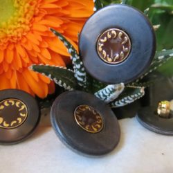 Bouton - Marron et virgules