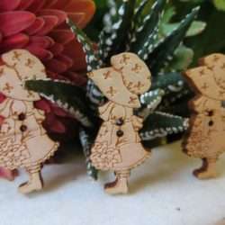 Bouton - Fillette au bouquet