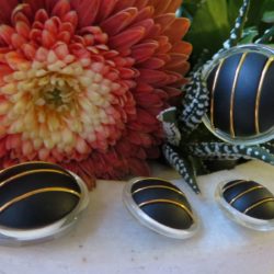 Bouton - Noir bombé, 3 filets or