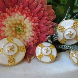 Bouton - Blanc, 4 ronds or en croix   