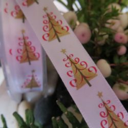 Rubans - Sapins or sur satin blanc