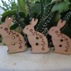 Bouton - Lapin tatoué en bois