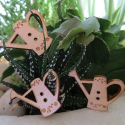 Bouton - Arrosoir décoré en bois