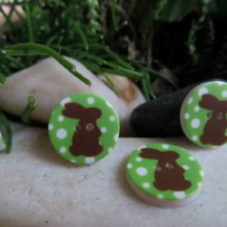 Boutons - Lapins, fond vert à pois blancs