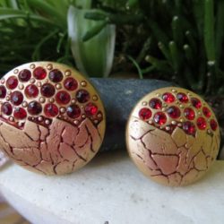 Bouton - Éclosion de strass rouges