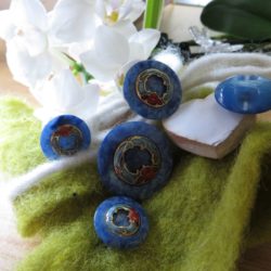 Bouton - Bleu avec couronne cloisonnée fleurie
