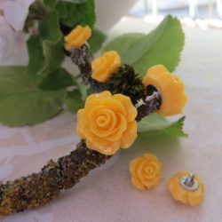 Bouton - Rose jaune en relief