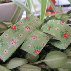 Biais - Petites fleurs, fond vert