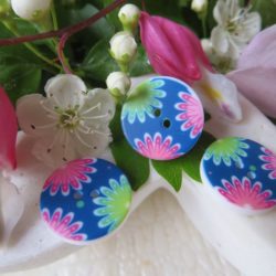 Bouton - 3 fleurs sur bleu