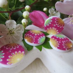 Bouton - 3 fleurs sur rose