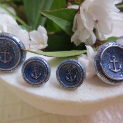 Bouton - Ancre sur fond creux bleu strié
