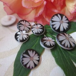 Bouton - Marguerite sur fond noir