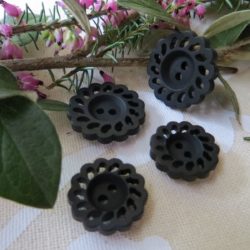 Bouton - Noir et festonné, couronne ajourée