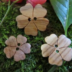 Bouton - Fleur 5 pétales en bois à 2 trous