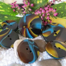 Bouton - Vagues brunes , kakis et turquoises