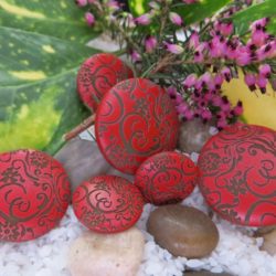 Bouton - Arabesques gravées sur rouges