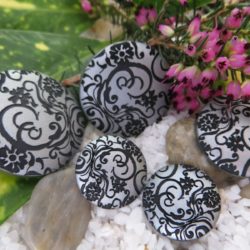 Bouton - Arabesques gravées sur gris métallisé