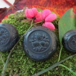Bouton - Noir mat et décor en relief