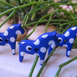 Bouton - Cheval bleu à pois blanc
