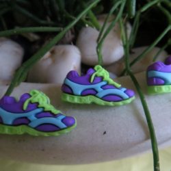 Bouton - Basket violette, bleu et vert
