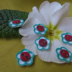 Bouton - Petite fleur coeur rouge