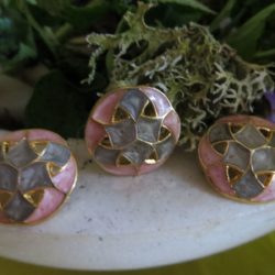 Bouton - Rose et gris ajouré cloisonné doré
