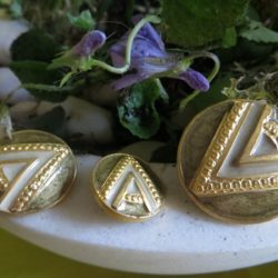 Bouton - A doré et beige sur bronze
