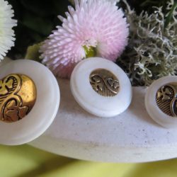 Bouton - Blanc à 2 trèfles sur centre doré