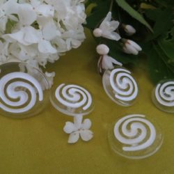 Bouton - Spirale blanche sur cercle incolore