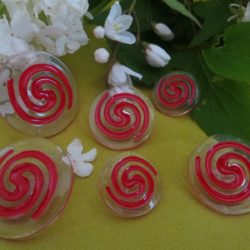 Bouton - Spirale rouge sur cercle incolore