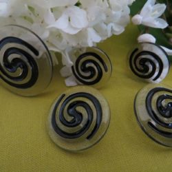 Bouton - Spirale noire sur cercle incolore