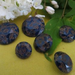 Bouton - "Royauté" à facettes marine et dessin bronze