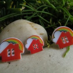 Bouton - Maison rouge sous l'arc en ciel